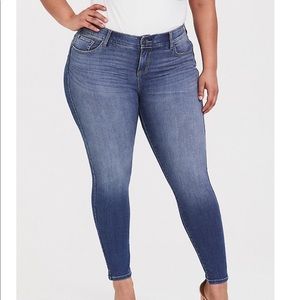NWOT Torrid bombshell skinny jeans